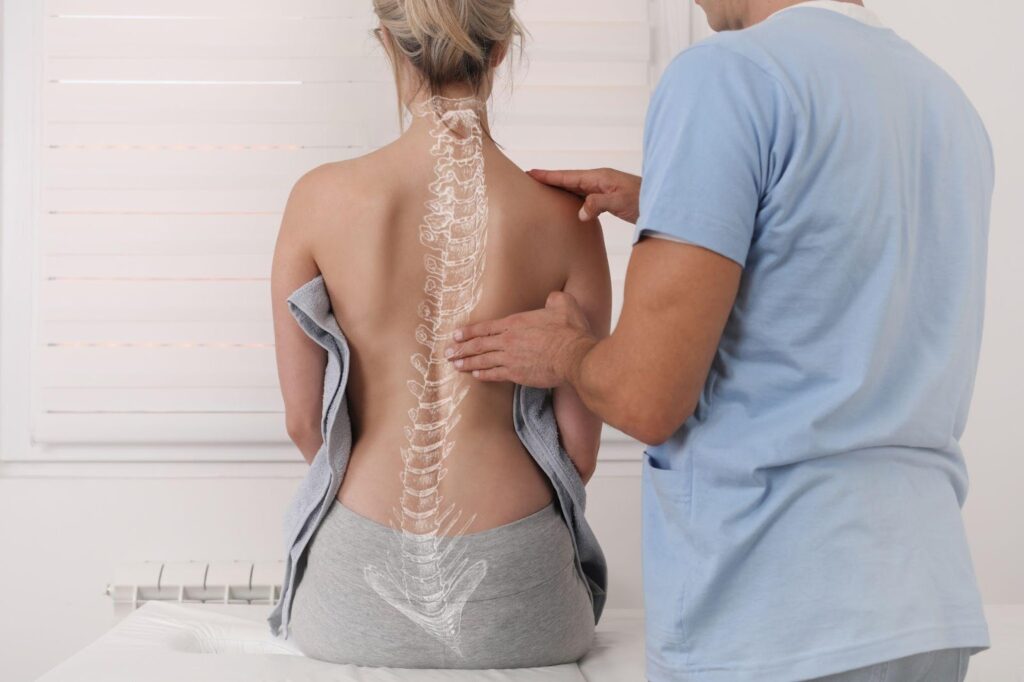 A woman with scoliosis meeting with a chiropractic therapist